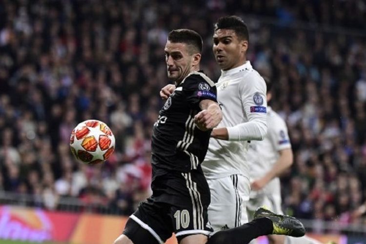 Casemiro membayang-bayangi Dusan Tadic pada pertandingan Real Madrid vs Ajax Amsterdam di Stadion Santiago Bernabeu dalam babak 16 besar Liga Champions, 5 Maret 2019. 