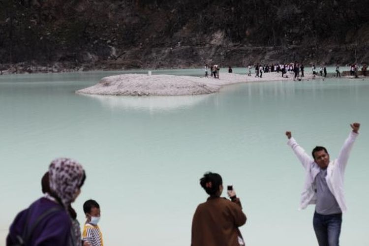 Wisatawan lokal dan mancanegara memadati lokasi wisata Kawah Putih di Ciwidey, Kabupaten Bandung, Jawa Barat, Minggu (26/2/2012). Bandung Selatan memiliki potensi wisata yang besar, namun tidak didukung dengan infrastruktur yang memadai, termasuk lokasi Kawah Putih tersebut. 