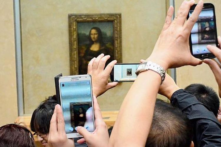 Mona Lisa memang lukisan kecil, tetapi mengunjungi Museum Louvre tanpa menyapanya, belum ke Paris.