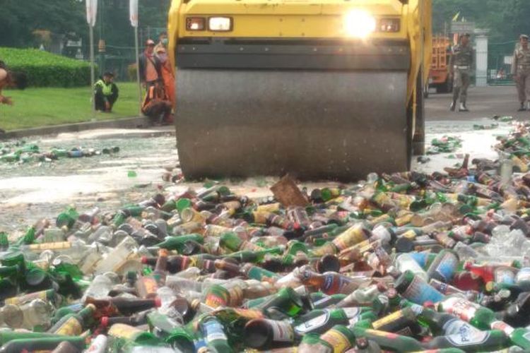 Pemusnahan minuman beralkohol ilegal, Selasa (28/6/2016) di Silang Tenggara Monas, hasil penertiban Satuan Polisi Pamong Praja sepanjang 2016 dengan total 19.628 botol.