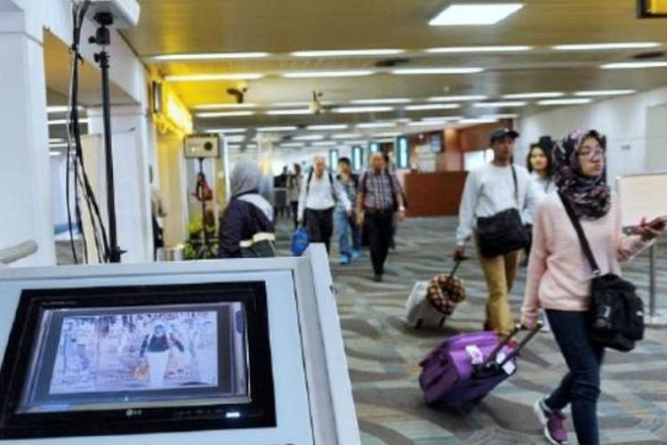 Alat pemindai panas suhu tubuh terpasang di terminal kedatangan penumpang luar negeri di Bandara Soekarno-Hatta, Jakarta, Kamis (1/9). 