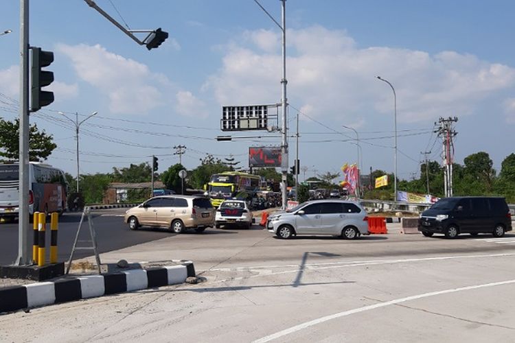 Suasana arus kendaraan yang keluar Exit tol Gandulan pemalang Jawa Tengah yang kembali ke pantura.