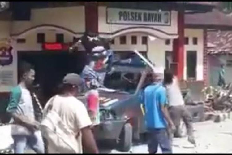 Kantor Polsek Bayah di Kabupaten Lebak, Banten, dirusak dan diserang oleh sejumlah orang, Sabtu (12/5/2018). Selain kantor, mobil polisi juga dirusak.