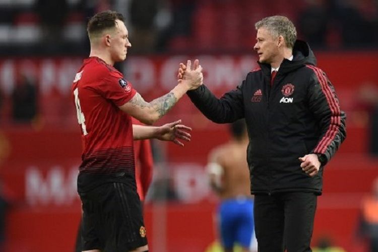 Ole Gunnar Solskjaer menyelamati Phil Jones seusai laga Manchester United vs Reading dalam babak ketiga Piala FA di Stadion Old Trafford, 5 Januari 2019. 