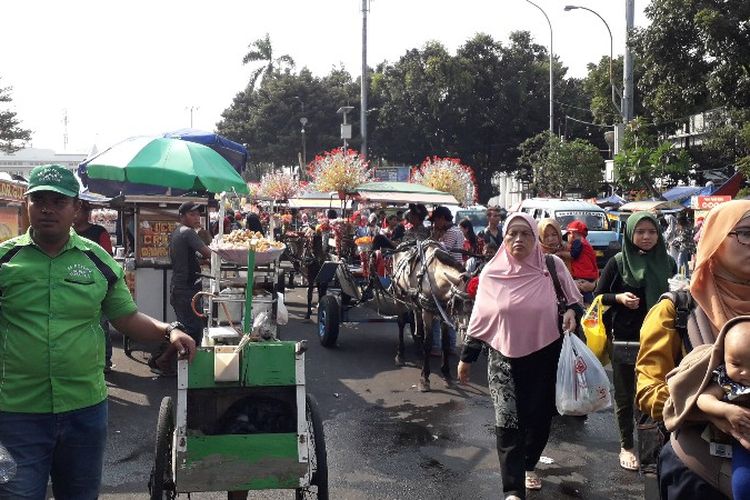 Pedagang Kaki Lima (PKL) di Jalan Lada, Kota Tua, Tamansari, Jakarta Barat ramai berjajar di pintu Taman Fatahillah pada musim libur Lebaran seperti pada Rabu (20/6/2018). 