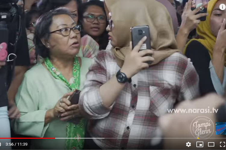 Emak-emak nyaris baku hantam saat menonton penampilan Glenn Fredly dan Tompi di Stasiun MRT, Jakarta Pusat. Akhirnya, Glenn dan Tompi berhasil melerai emak-emak tersebut. 