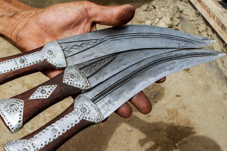 Belati khas Yaman yang disebut jambiya. Para pengrajin besi di Yaman mulai menggunakan besi serpihan sisa rudal sebagai bahan baku.