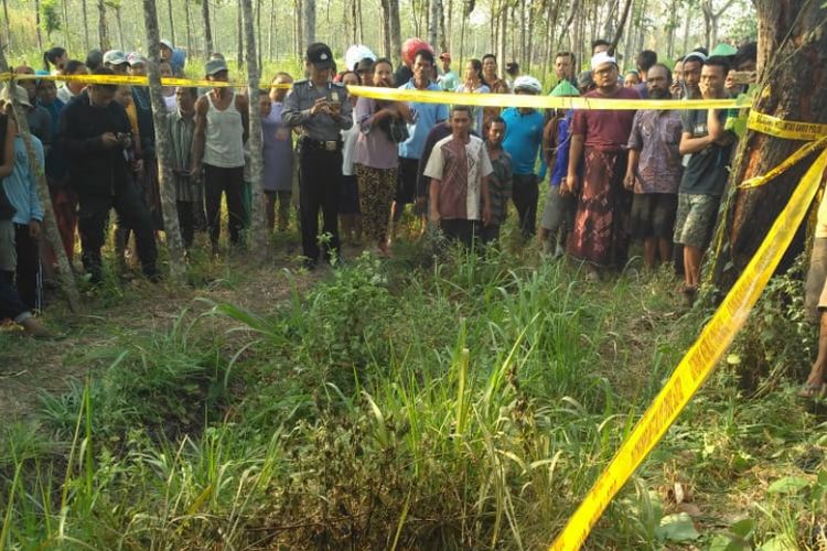 Masyarakat dihebohkan dengan penemuan sesosok mayat tanpa identitas di kawasan hutan wilayah Desa Sendang Wates, Kecamatan Kunduran, Kabupaten Blora, Jawa Tengah, Rabu (1/8/2018) pagi.‎ 