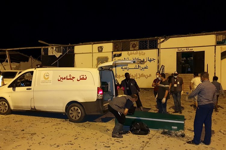 Mobil ambulans disiapkan untuk mengangkut para korban luka akibat serangan udara yang menghantam kamp penampungan migran di Tajoura, Libya, Selasa (2/7/2019) malam.