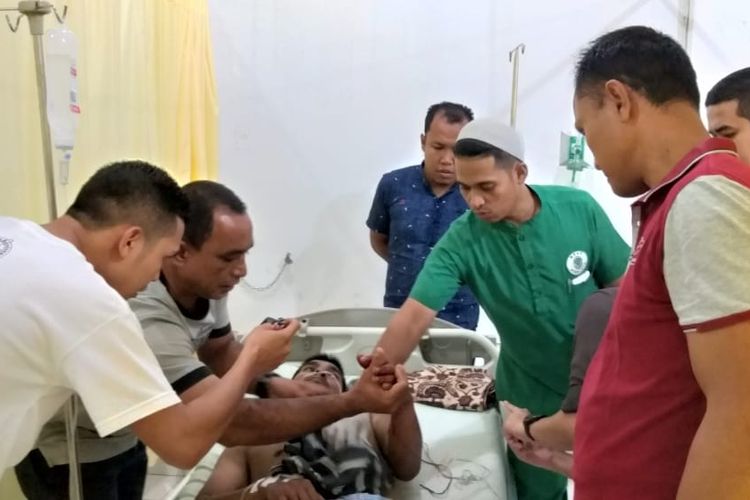 Warga Gampong Baro, Kecamatan Baktia, Kabupaten Aceh Jaya yang yang mengalami luka parah di bagian tangan kirinya akibat diterkam buaya sedang menjalani perawatan tim medis di Rumah Sakit Umum Daerah (RSUD) Teuku Umar,  Kamis (20/06/2019). 