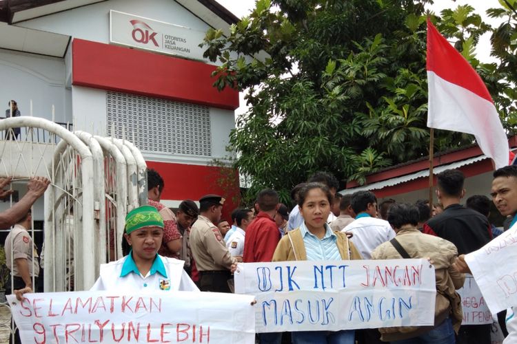 Para pemuda dari Komite Nasional Pemuda Indonesia Provinsi Nusa Tenggara Timur menggelar aksi unjuk rasa di kantor Otoritas Jasa Keuangan setempat, Rabu (24/1/2018).