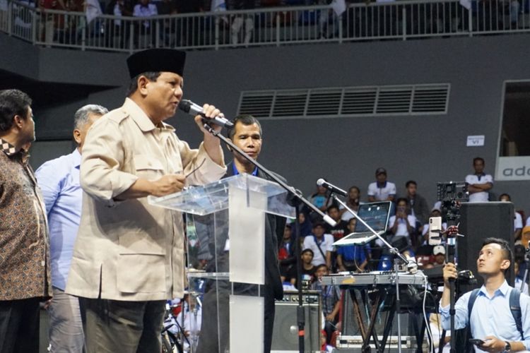 Calon presiden nomor urut 02 Prabowo Subianto  saat menghadiri perayaan ulang tahun ke 20 Federasi Serikat Pekerja Metal Indonesia (FSPMI) di Sports Mall, Kelapa Gading, Jakarta Utara, Rabu (6/2/2019).