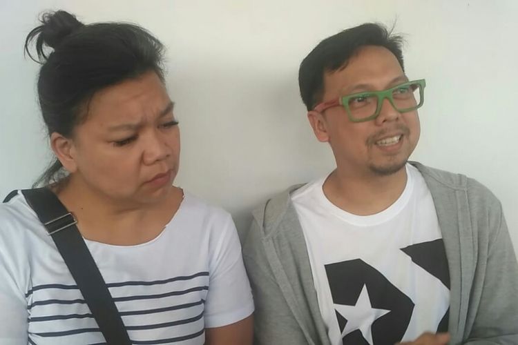 Personel grup parodi Project Pop, Tika Pangabean (kiri) dan Udjo saat menghadiri persidangan Augie Fantinus di Pengadilan Negeri Jakarta Pusat, Gunung Sahari, Kemayoran, Senin (4/3/2019). 