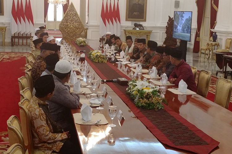 Presiden Joko Widodo menerima ulama dari Kalimantan Barat, di Istana, Jakarta, Kamis (27/7/2017).