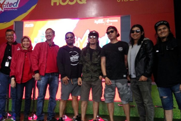 Band rock Jamrud dan sejumlah grup lain menjadi salah satu penampil dalam acara MAXcited, yang diadakan di Bandung pada 21 dan 22 Oktober 2017.  