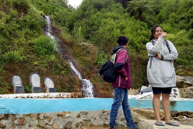 Air terjun mini, atau curug Rawa Gede jadi salah satu wahana wisata di dalam Telaga Danau Rawa Gede, Desa Sirna Jaya, Sukamakmur, Kabupaten Bogor, Jawa Barat.
