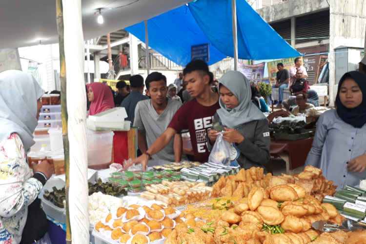 Pedagang gorengan di pasar takjil Bendungan Hilir tengah melayani pembeli, Kamis (17/5/2018).