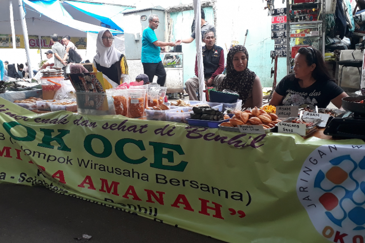 Para peserta pelatihan kewirausahaan OK OCE Kelurahan Bendungan Hilir turut membuka lapak berdagang di pasar takjil Bendungan Hilir, Jakarta Pusat, Kamis (17/5/2018).