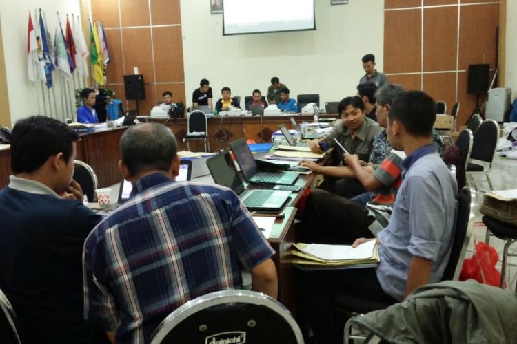 Petugas melakukan proses scan formulir C dan C1 di KPU Jombang, Kamis (28/6/2018).