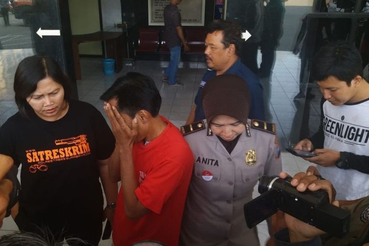 Hery Dri Handoko, pelaku pencabulan ditetapkan sebagai tersangka di Polrestabes Surabaya.(KOMPAS.com/GHINAN SALMAN)