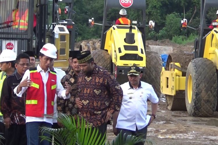 Presiden Joko Widodo meresmikan dimulainya pembangunan jalan tol di Aceh. Untuk tahap pertama, jalan tol dibangun dengan rute Banda Aceh-Sigli dengan panjang 74 kilometer.
