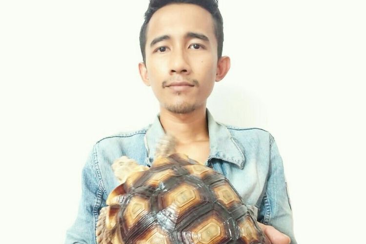 Triadjie Wahyu El Haq, penggemar reptil yang menggeluti usaha jual beli kura-kura, Bekasi, Selasa (18/6/2019)