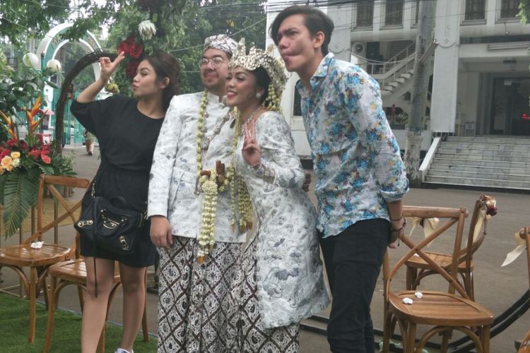 Vanesha Prescilla dan Adipati Dolken jadi Wedding Crasher di pernikahan Almira-Rangga di Masjid Cut Meutia, Jakarta Pusat, Sabtu (17/3/2018).