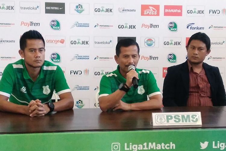 Pelatih PSMS Medan Djadjang Nurdjaman (tengah) dan Muhammad Roby (kiri).