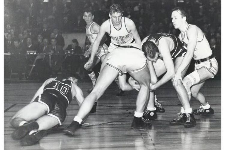 Pertandingan basket yang disiarkan televisi pertama antara  tim basket dari Universitas Fordham dengan Universitas Pitssburgh di Madison Square Garden