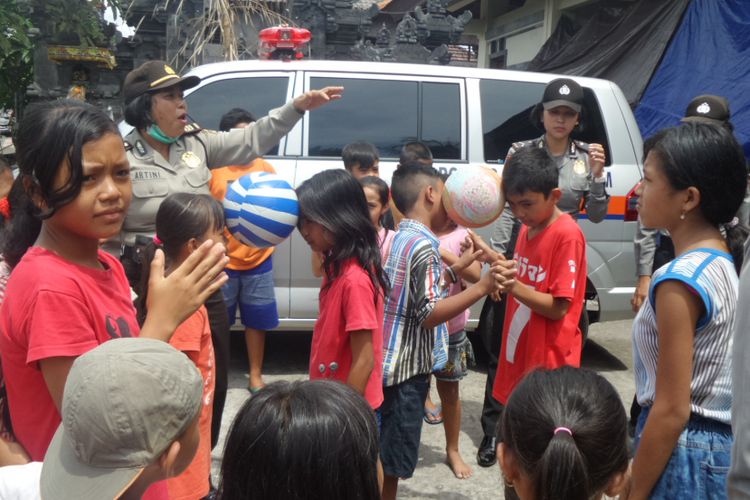 Anak-anak tengah bermain di pengungsian bersama polwan dari Polres Karangasem.