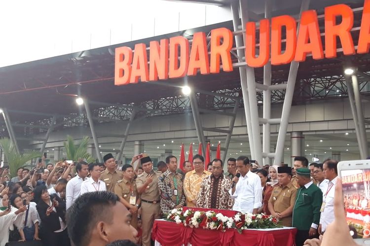 Presiden Joko Widodo ketika meresmikan terminal baru Bandara Tjilik Riwut di Palangkaraya, Senin (8/4/2019).