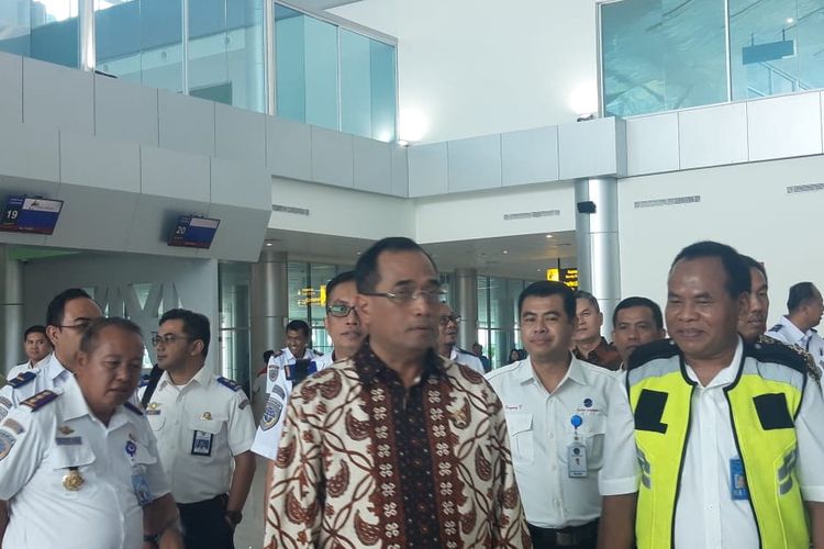 Menteri Perhubungan Budi Karya Sumadi ketika sampai di Bandara Tjilik Riwut, Palangkaraya, Senin (8/4/2019).