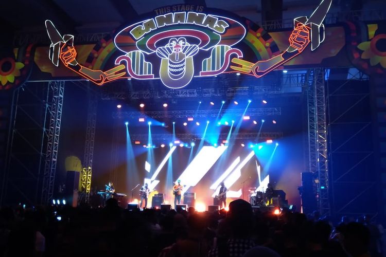 Grup band indie The Adams tampil di We The Fest 2019 di Jiexpo, Kemayoran, Jakarta Pusat, Jumat (19/7/2019).