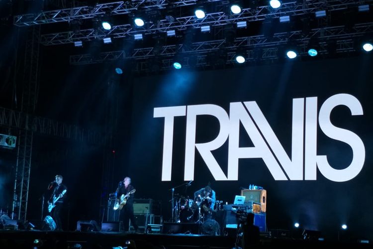 Grup band Travis tampil di hari kedua We The Fest 2019 di Jiexpo, Kemayoran, Jakarta Pusat, Sabtu (20/7/2019).