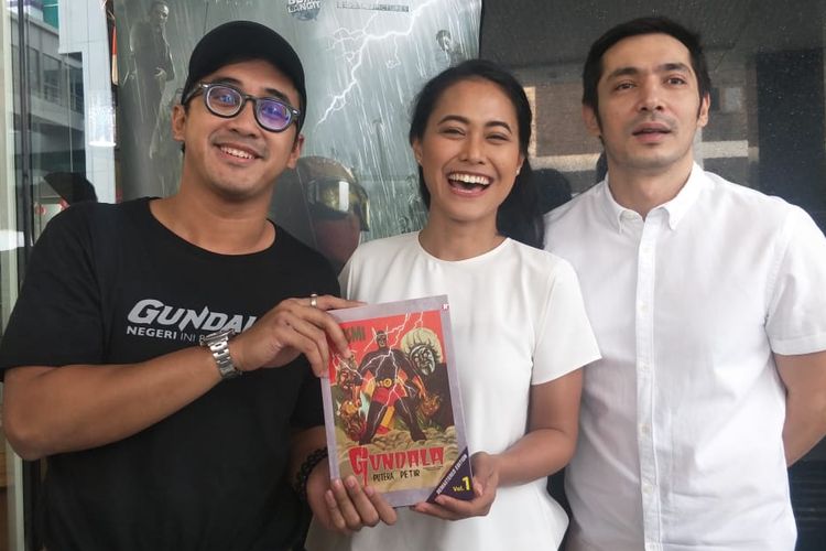Danang Darto, Putri Ayudya dan Abimana Aryasatya saat ditemui sebelum mengisi acara Gramedia Writers and Readers Forum, di Perpustakaan Nasional, Jakarta Pusat, Sabtu (3/8/2019).