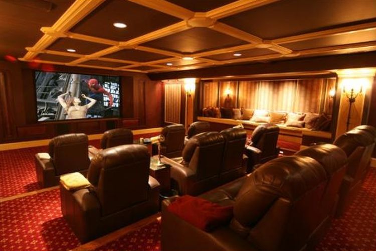 Untuk membuat bioskop rumahan, tentu diperlukan ruangan khusus. Sistem akustik home theatre berbeda dengan studio musik dan ruang karaoke. 