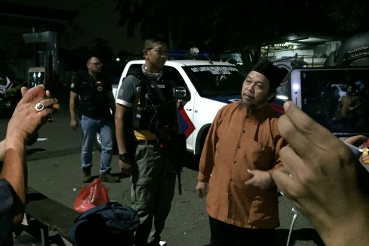 Seorang laki-laki asal Klender, Jakarta bernama Yan Syahrial Hasibuan (52) mengaku ingin jadi negosiator sandera anggota Detasemen Khusus (Densus) 88 Antiteror. Ia pun datang ke Mako Brimob, Kelapa Dua, Depok pada Kamis (10/5/2018) pukul 01.45 WIB dini hari. 