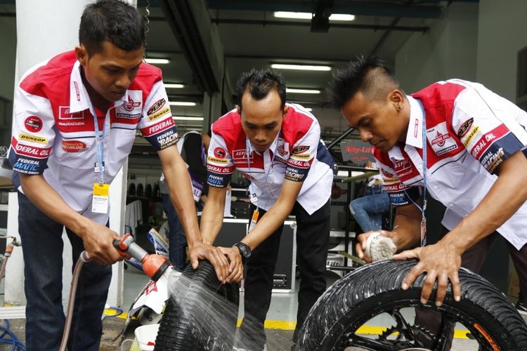 Tiga orang mekanik pemenang Federal Oil Mechanic Academy Contest 2017 terlibat di paddock Federal Oil Gresini Moto2, di Sirkuit Sepang, Malaysia, Jumat (27/10/2017). Mereka berkesempatan terlibat langsung bekerjasama dengan tim mekanik dari Federal Oil Gresini Moto2.