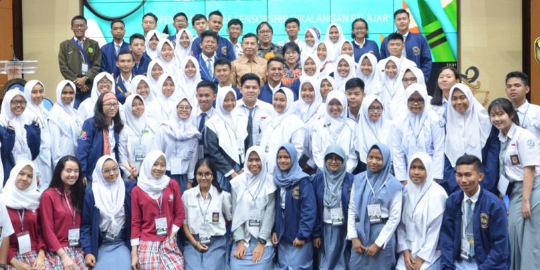  Ketua Lembaga Sensor Film Ahmad Yani Basuki beserta jajaran bersama peserta Forum Pelajar Indonesia ke-9 sesaat setelah sosialisasi kebijakan dari Lembaga Sensor Film terkait Self Sensorship.