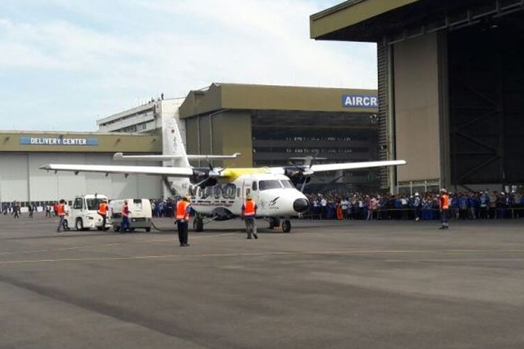 Pesawat N219 hasil pengembangan riset PT Dirgantara Indonesia (DI) dan Lembaga Penerbangan dan Antariksa Nasional (LAPAN) menjalani uji terbang dengan mulus, Rabu (16/8/2017). 