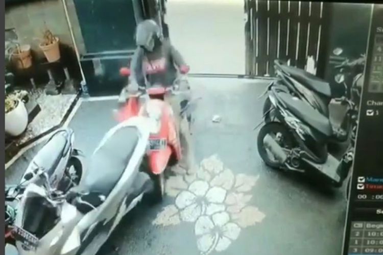 Tangkapan layar video viral skutik tancap gas di parkiran karena tuas gas tidak sengaja diputar anak kecil
