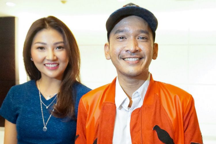 Pembawa acara Ruben Onsu bersama sang istri Sarwendah Tan saat menghadiri jumpa pers film Bus Om Bebek di gedung Pusat Perfilman H. Usmar Ismail (PPHUI), Kuningan, Jakarta Selatan, Rabu (28/3/2018).