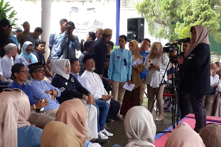 Anak ke-4 Bung Tomo, Ratna Sulistami Sutomo saat berbicara di hadapan calon wakil presiden nomor urut 02 Sandiaga Uno di Rumah Bung Tomo yang jadikan rumah pemenangan di Jalan Ijen nomor 6 Kota Malang, Minggu (31/3/2019)