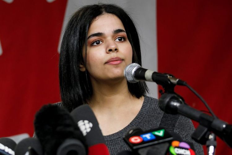 Rahaf Mohammed Al-Qunun (18) berpidato di depan media saat konferensi pers di Toronto, Kanada, Selasa (15/1/2019). (AFP/COLE BURSTON)
