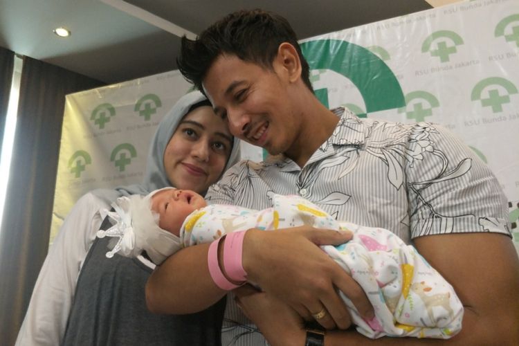 Sonny Septian dan Fairuz A Rafiq mengadakan konferensi pers kelahiran anak mereka, Queen Eljaz, Slofa, di Rumah Sakit Bunda, Jakarta Pusat, Selasa (22/5/2018).