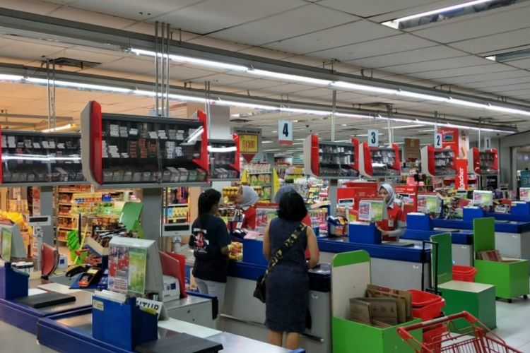 Salah satu ritel di Kota Bekasi yakni, Superindo yang sudah terapkan biaya tambahan untuk kantong plastik kepada konsumen, Jumat (1/3/2019).