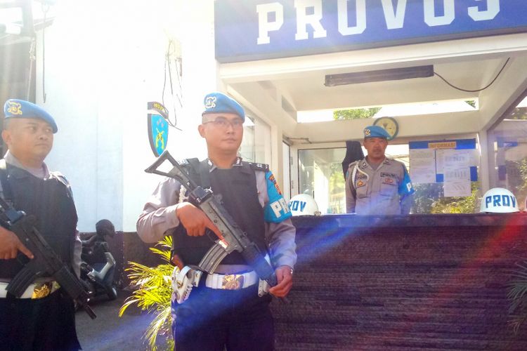 Petugas yang dilengkapi senjata tengah melakukan penjagaan di depan mako Polrestabes Bandung. Penjagaan ketat dilakukan Polrestabes Bandung pasca ledakan bom yang terjadi di Surabaya Jawa Timur, Minggu (13/5/2018) pagi tadi.