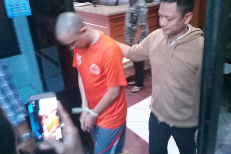 Polisi tengah memboyong pelaku jambret Ii yang telah melakukan penjambretan sebanyak delapan kali di Kota Bandung, salah satu korban Ii bahkan harus di rawat di RS selama tiga minggu lantaran tak sadarkan diri.