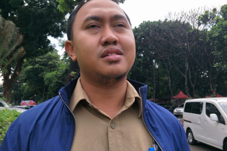 Kepala Sub Bagian Peraturan Perundang-undangan Bidang Pembangunan dan Lingkungan Hidup Biro Hukum Pemprov DKI Jakarta Okie Wibowo hari ini, Senin (12/3/2018) memenuhi panggilan penyidik Polda Metro Jaya.