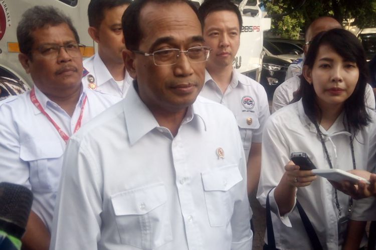 Menteri Perhubungan (Menhub) Budi Karya Sumadi memberi keterangan kepada wartawan di Pelabuhan Tanjung Priok, Jakarta Utara, Minggu (9/12/2018).